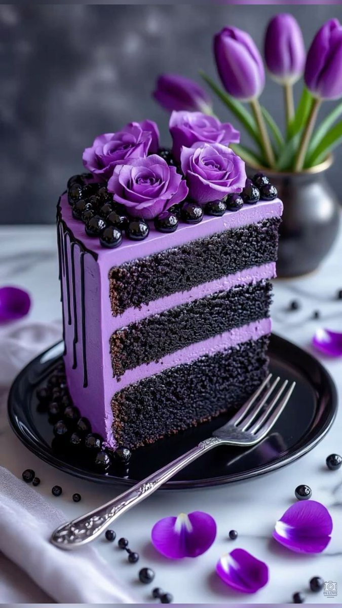 أنعزل قدر ما تشآء لتصبح أقوى ، مهما رأيت من الوحدة جحيماً لا يُطاق ، هي افضل بكثير من الاقنعة المتعددة لبعض البشر🫟🪻