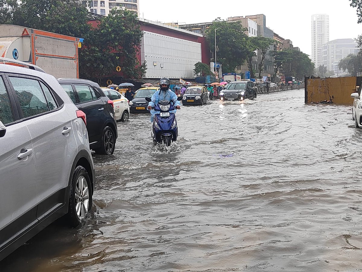 LoksattaLive's tweet photo. मुंबईत मुसळधार पाऊसामुळे वरळी नाका येथे रस्त्यावर पाणी साचले.

एक्सप्रेस फोटो: गणेश शिर्सेकर
https://t.co/2jrmCKw8Ui
#Maharashtra #Mumbai #GaneshShirsekar #waterlogging #ExpressPhotos https://t.co/mH5CBI0K0d