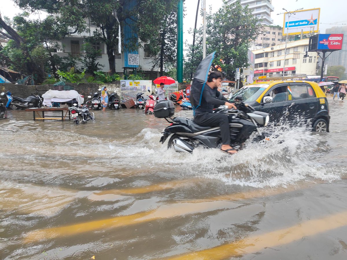 LoksattaLive's tweet photo. मुंबईत मुसळधार पाऊसामुळे वरळी नाका येथे रस्त्यावर पाणी साचले.

एक्सप्रेस फोटो: गणेश शिर्सेकर
https://t.co/2jrmCKw8Ui
#Maharashtra #Mumbai #GaneshShirsekar #waterlogging #ExpressPhotos https://t.co/mH5CBI0K0d