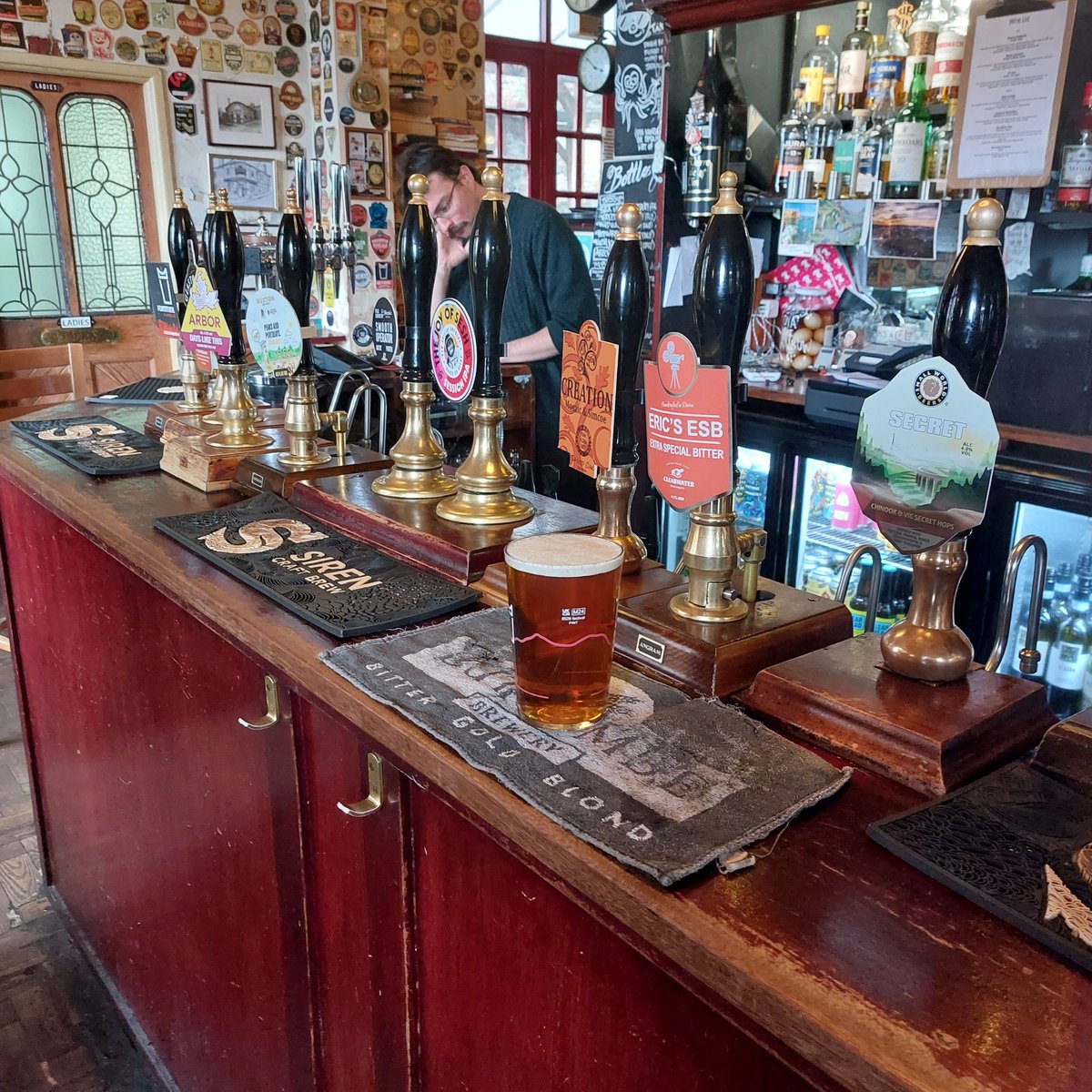 grecian10681068's tweet image. Some more Bristol GBG pubs , on an awfully wet day , high on Kingsdown Hill.
#realale
#Bristol
#gbg