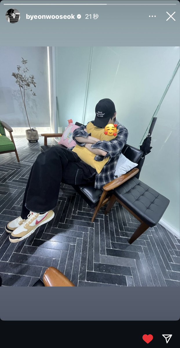 お昼寝中💤かな
お疲れモードかな？
それでもかわいいけど💕
無理せず頑張って🩵

#ByeonWooSeok