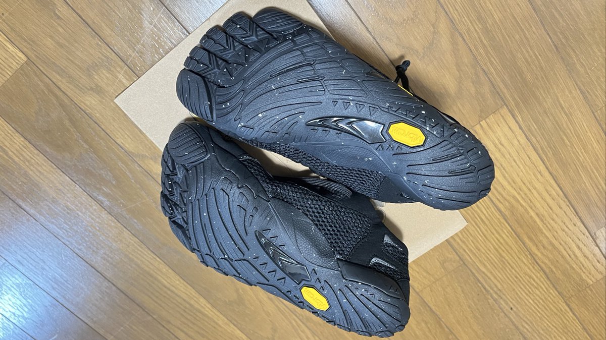 新調したビブラムソールが良い感じ😆

ソールが厚めで、
アスファルトにも馴染む感覚✨
人間工学を意識したような形で、
なだらか隆起が足裏にフィット👣

足の指に力が入りやすくて、
身体が前に進んでいく快感を味わえる🥰

Vibram FiveFingersの新作で、
ちょっとお高めでしたが買って良かった🌟