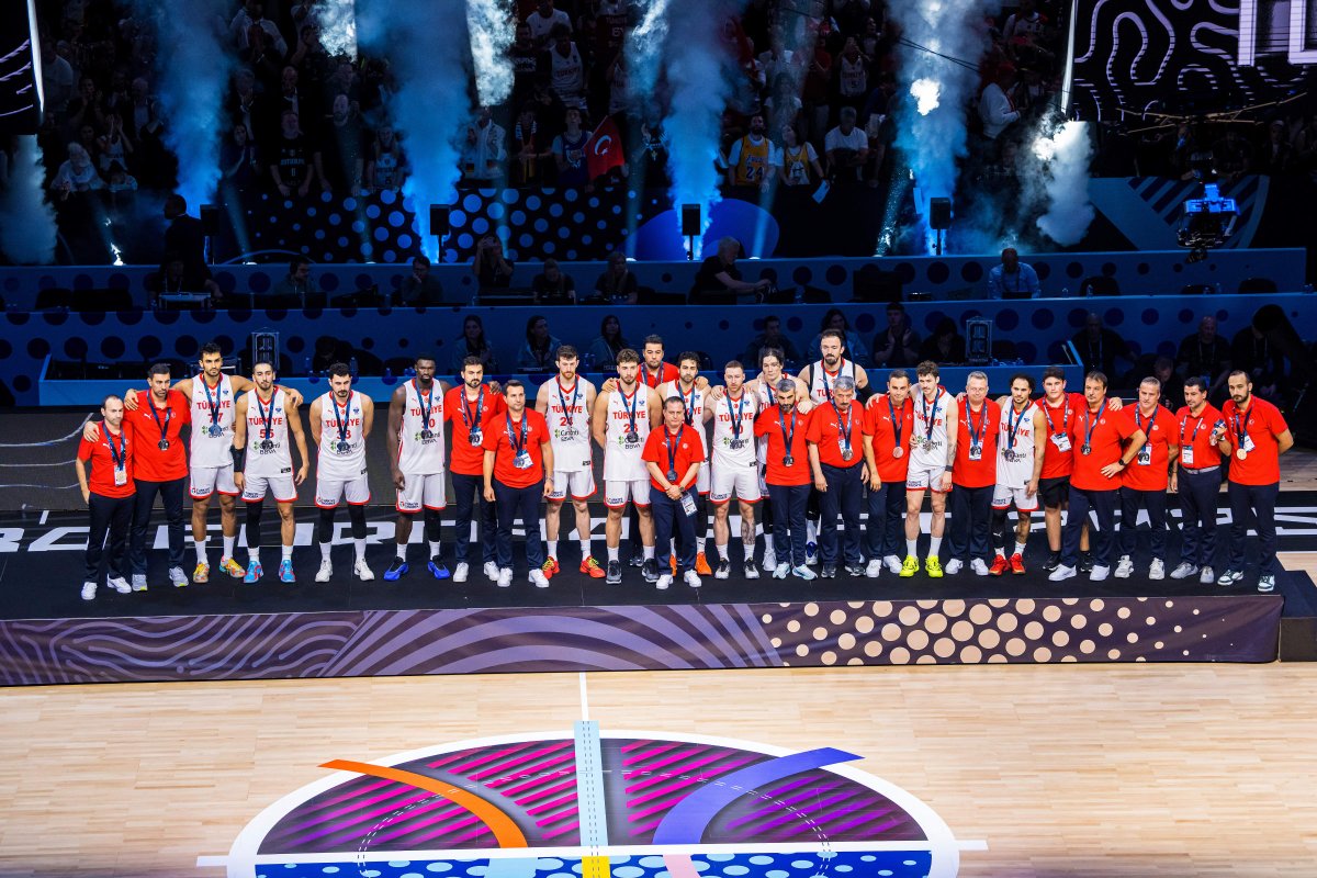 Dün gece itibarıyla Avrupa Basketbol Şampiyonası'nı ikincilikle tamamladık. Bu çok ama çok gurur duyulası bir başarı. Ama hemen şimdi, hazır başarılıyken can sıkıcı meselelere de alan açmamız lazım: Gümüş madalya almak gerçekten de bizi Avrupa'nın iki numaralı basketbol ülkesi