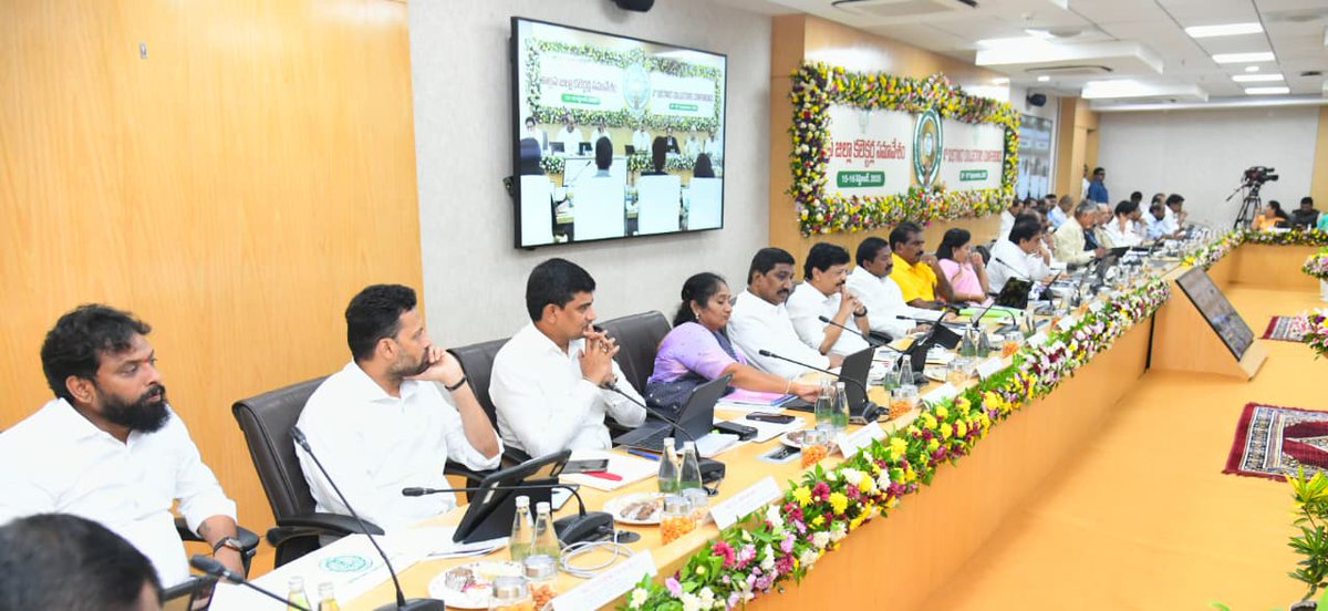 RamanaiduTDP's tweet image. అమరావతి సచివాలయంలో ముఖ్యమంత్రి నారా చంద్రబాబు నాయుడు గారి ఆధ్వర్యంలో జరుగుతున్న 4 వ జిల్లా కలెక్టర్ల సమావేశంలో పాల్గొనడం జరిగింది...
#NimmalaRamaNaidu
#waterresources
#irrigation
#APGovernment
#Amaravathi