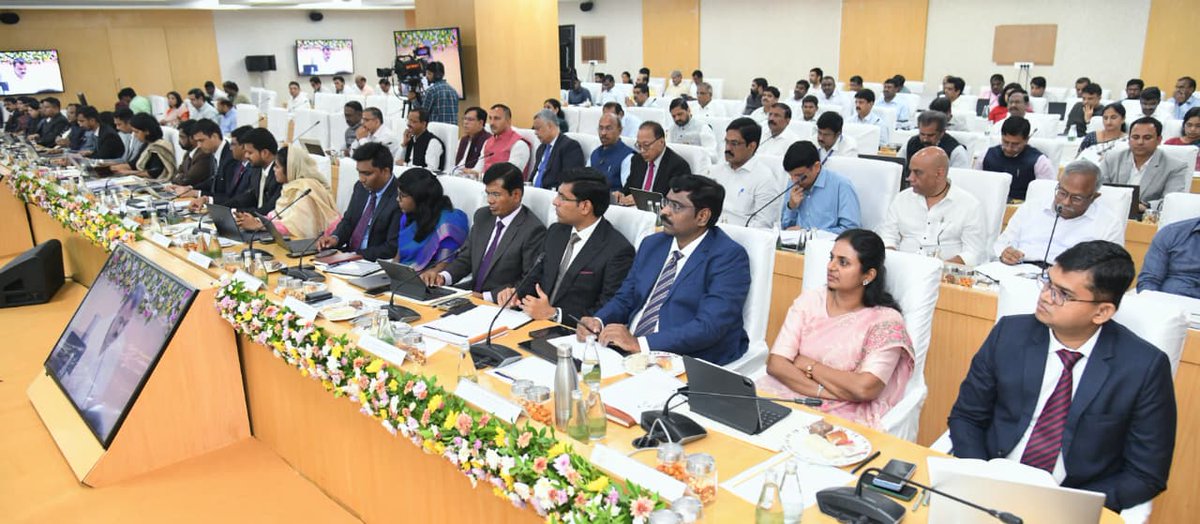 RamanaiduTDP's tweet image. అమరావతి సచివాలయంలో ముఖ్యమంత్రి నారా చంద్రబాబు నాయుడు గారి ఆధ్వర్యంలో జరుగుతున్న 4 వ జిల్లా కలెక్టర్ల సమావేశంలో పాల్గొనడం జరిగింది...
#NimmalaRamaNaidu
#waterresources
#irrigation
#APGovernment
#Amaravathi