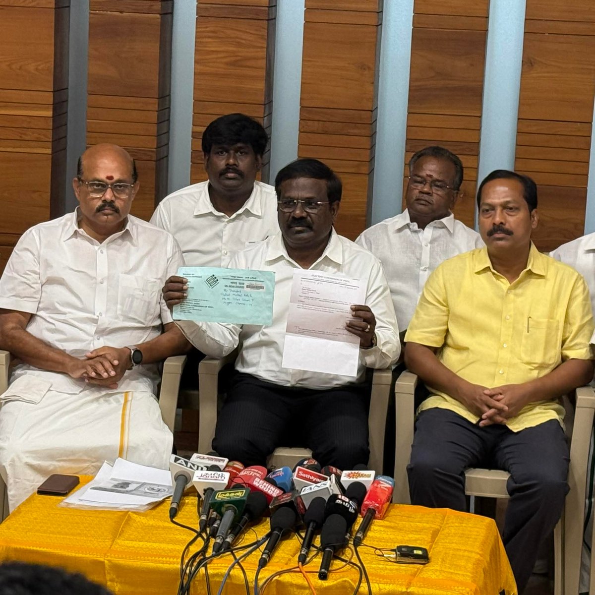 karthic53579927's tweet photo. ஆதாரம் கேட்ட பூசாரிஸ்..

மாம்பழம் சின்னம் உறுதியான கடிதம் வந்த 3 மாதம் ஆகுது!

இந்த கடிதம் பாமக தலைவர் மருத்துவர் அன்புமணிராமதாஸ் தான் என தேர்தல் ஆணையம் உறுதிபடுத்திய கடிதம்

#அன்புடன்பாமக
#PMKPresidentAnbumani https://t.co/1qO54qDFeX