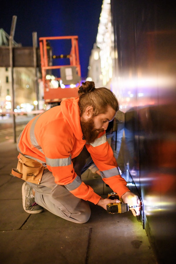 KGKGenix's tweet image. Installing graphics on-site? Rule 1: plan the layout. Rule 2: safety first. Rule 3: measure twice, apply once. #RetailGraphics #Installation