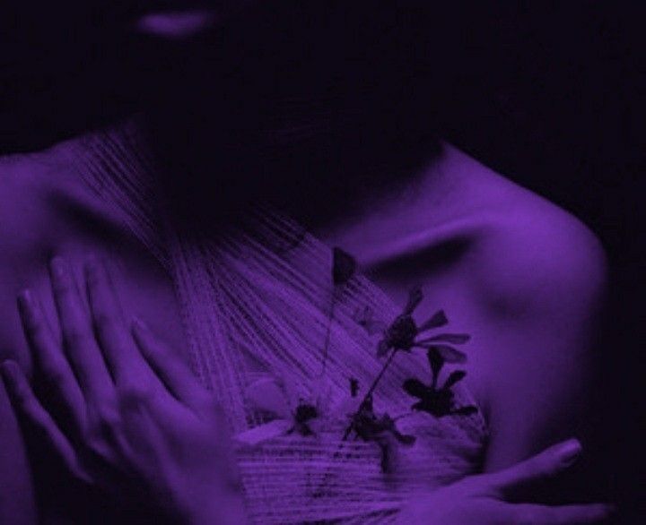 في ‌كُل يوم أستند برأسي على وَسادتي، تُطاردني ذكرياتي، أصارع مجهوَل في حرب دائما لا تنتهي ، فقط يفتك بي وَينهك جسدي، لا أشعر سوَى بألم شديد ، وَعقل مرهق من كثرة التفكير ، كل يوم أتمنى أن أنام دوَن ذاك الصراع،  وَلا أعلم طرق السبيل أليه🫟🪻