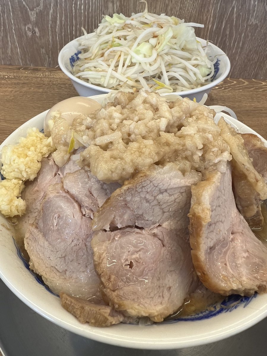 ジャンクガレッジのラーメン食べました💯✨✨
4豚増しとニンニク肉脂と有料もトッピングしましたが無料トッピングは全てトリプルにしました❣️