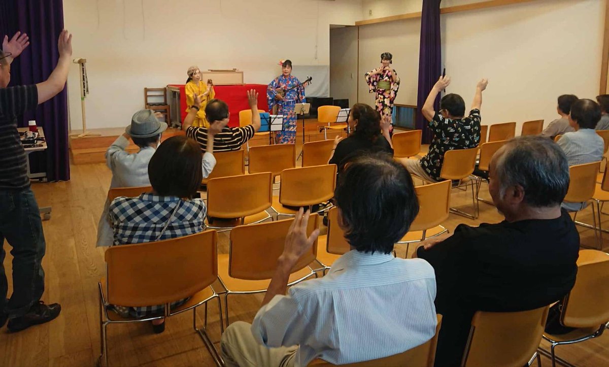 きのうは枚方市駅近くの
岡本町会館 演芸場での
イベントに参加しました。

南京玉すだれ、皿回し　落語3組
最後が私たちの沖縄民謡でした。

お客様も温かくいろいろも失敗しましたが 楽しいLIVEでした

リンダうさぎ先生　chinatsuさん
お客様
岡本町会館スタッフの皆さん
ありがとうございました♥️