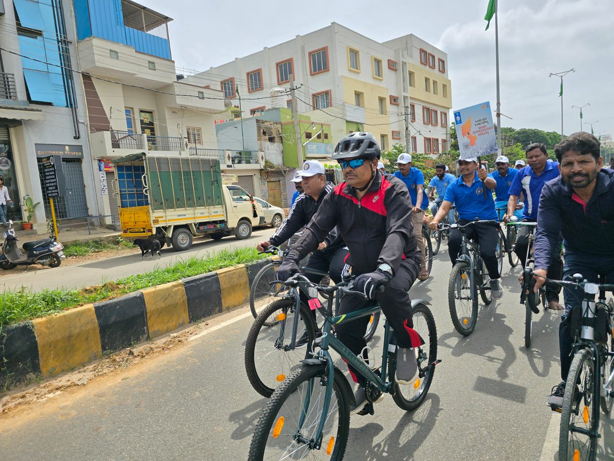 ಅಂತರರಾಷ್ಟ್ರೀಯ ಪ್ರಜಾಪ್ರಭುತ್ವ ದಿನಾಚರಣೆ -2025 ರ ಪ್ರಯುಕ್ತ ಬಂಗಾರಪೇಟೆ ವೃತ್ತದ ಬಳಿ ಡಾಃ ಬಿ.ಅರ್. ಅಂಬೇಡ್ಕರ್ ಪುತ್ಥಳಿ ಮಾಲಾರ್ಪಣೆ ಮಾಡಿ, ನಗರದ ಪ್ರಮುಖ ರಸ್ತೆಗಳಲ್ಲಿ  ಸೈಕಲ್ ಜಾಥಾ ನಡೆಸಲಾಯಿತು.  ಈ ಸಂದರ್ಭದಲ್ಲಿ ಮುಖ್ಯ ಕಾರ್ಯನಿರ್ವಹಣಾಧಿಕಾರಿಗಳು ಹಾಗೂ ಆರಕ್ಷಕ ಅಧೀಕ್ಷಕರು ಹಾಜರಿದ್ದರು.