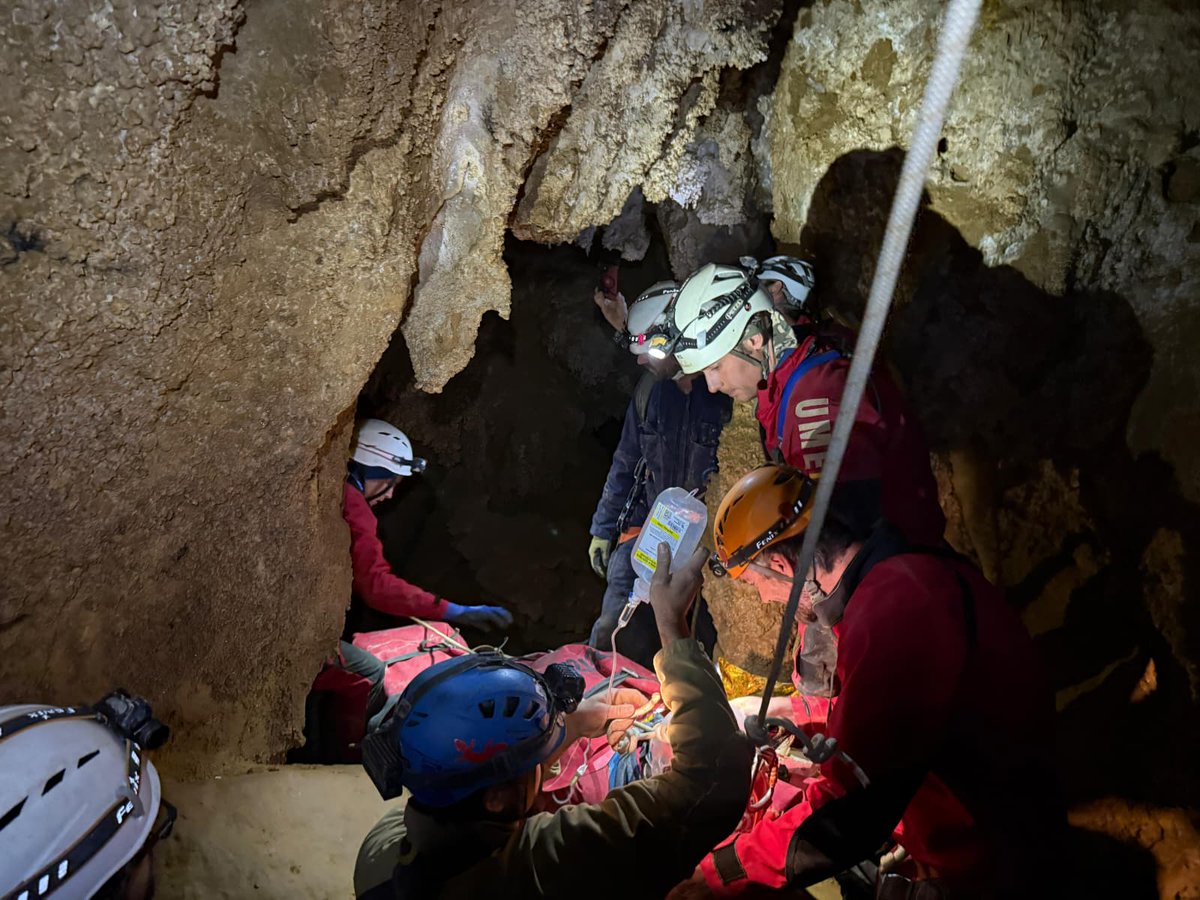 UMEgob's tweet photo. ¡Éxito total en la Cueva de Mur!

🧗‍♂️ El Pelotón de Intervención en Emergencias y Rescate #UME se ha integrado con equipos nacionales e internacionales en las Jornadas Ibéricas de Espeleosocorro organizadas por ESOCAN.
Un entrenamiento que refuerza nuestra capacidad para las emergencias más complejas 💪

#Compromiso #Servicio #Humildad