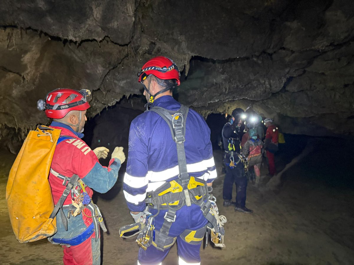 UMEgob's tweet photo. ¡Éxito total en la Cueva de Mur!

🧗‍♂️ El Pelotón de Intervención en Emergencias y Rescate #UME se ha integrado con equipos nacionales e internacionales en las Jornadas Ibéricas de Espeleosocorro organizadas por ESOCAN.
Un entrenamiento que refuerza nuestra capacidad para las emergencias más complejas 💪

#Compromiso #Servicio #Humildad