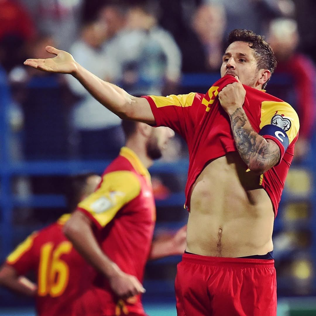 🇲🇪ステヴァン・ヨヴェティッチ
「ヴァシリイェ・アジッチは才能の塊だ。彼のシュートのスタイルはランパードを思い出させる。

代表チームではフリーキックを彼に譲るよ。全部任せていい。」