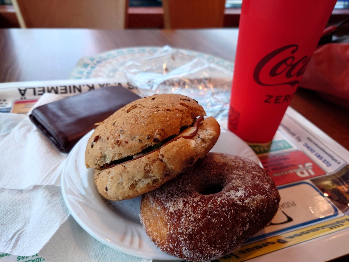 _3hat's tweet image. Maanantain aamupala. Keittiö vielä kiinni niin mennään sämpylä/ munkki -linjalla. #ruska2025