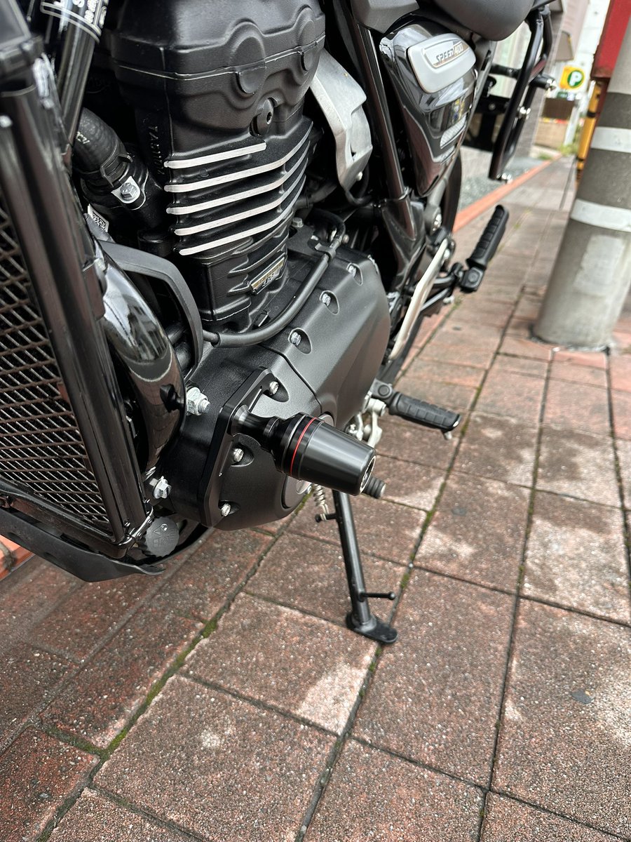 Kiyo883's tweet photo. やっと取り付け。
あまり主張せずさりげなく守ってくれる奴。
仕上げが綺麗で、関東圏ではあまり見かけないカスタムになったはず。知らんけど😆
#triumph #speed400 #Ignine #triumph_fukuoka https://t.co/Gm5r1hWKW0