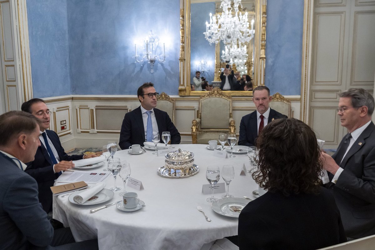 Productiva reunión con SE Tesoro🇺🇸 <a href="/SecScottBessent/">Treasury Secretary Scott Bessent</a> y <a href="/USTradeRep/">United States Trade Representative</a>, Jamieson Greer, para abordar cuestiones de interés económico y comercial común, reafirmando la importancia de la relación UE-EEUU.

Gracias a <a href="/jmalbares/">José Manuel Albares</a> por ejercer de anfitrión en el estupendo Palacio de Viana.