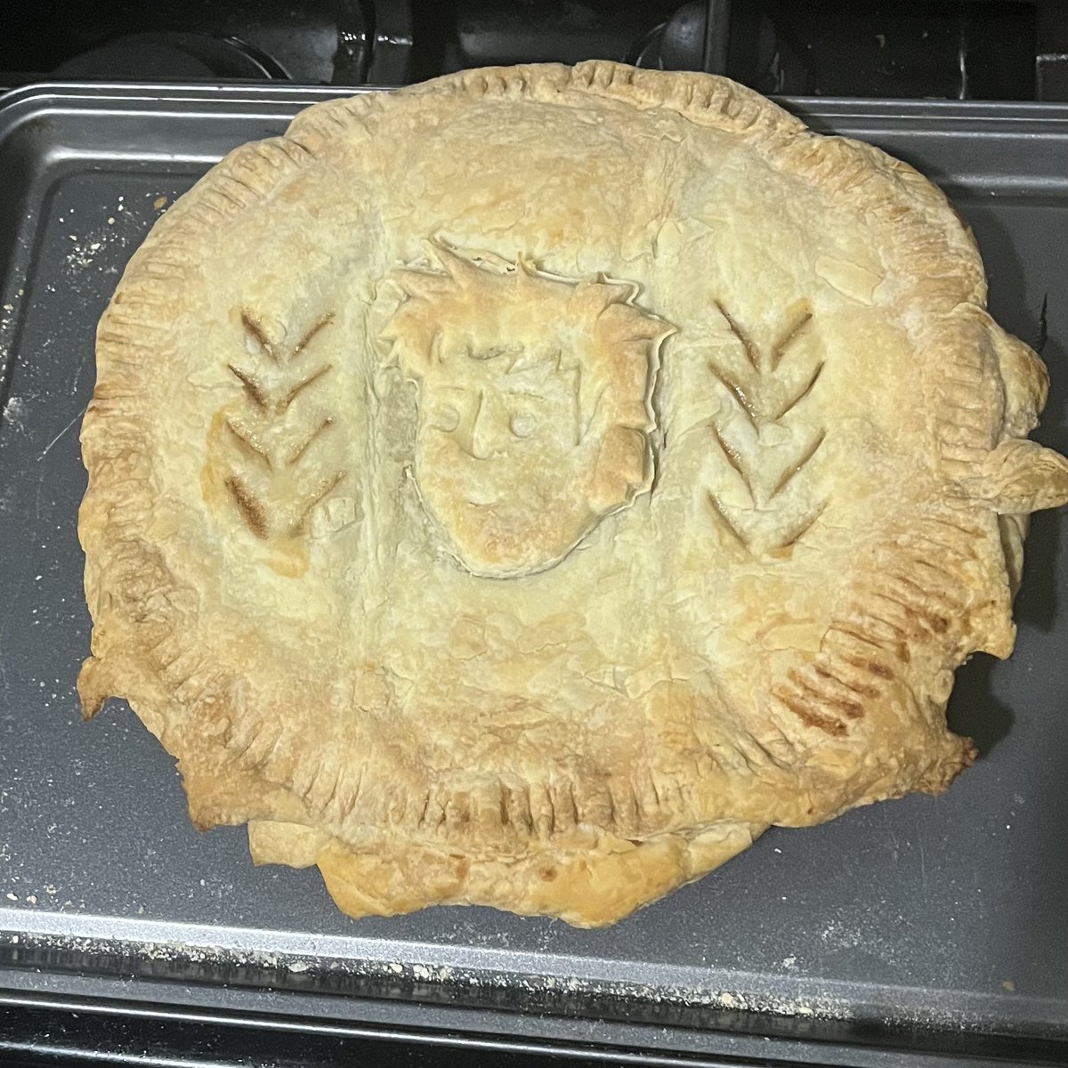 chibidoki's tweet image. GUYS I BAKED A GAVIN FREE PIE 🥧