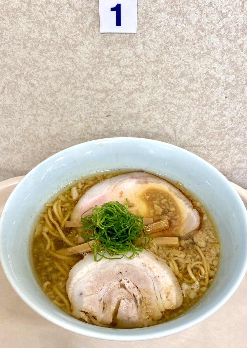 中華そば しば田さん@上野

行列覚悟で秋のうまいもの物産展へ…🛵🍂

【松坂屋上野 限定】
背脂煮干しそば 1100円 (通常1450円)
アプリクーポン350円利用✨

仙川、狛江と訪問済みですが背脂煮干しはお初…催事レベルではなくしっかり煮干しの効いたおいしい一杯でした😋✨

16：00着/並びなし✨