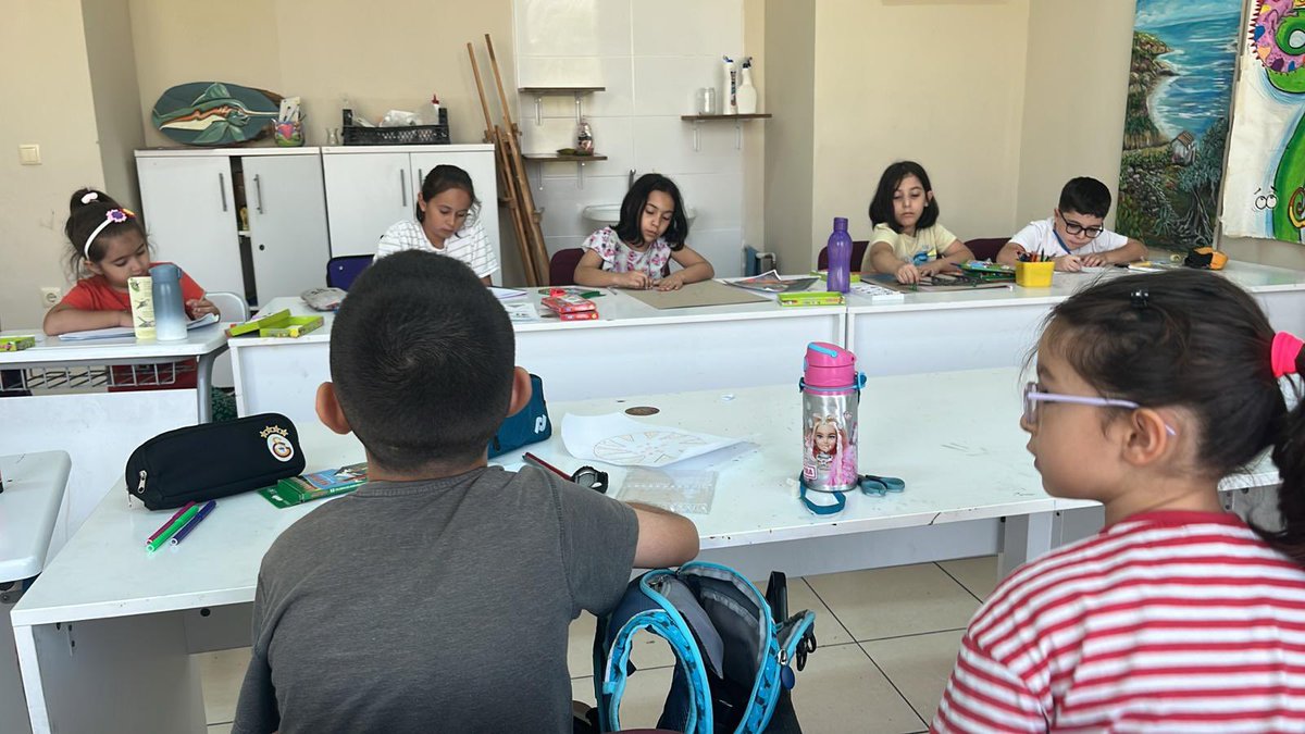 GSB_DortyolGM's tweet image. Hayal gücü, renklerle buluşuyor! 🎨  
Gençlerimiz fırçalarını konuşturuyor, her dokunuşta bir hikâye canlanıyor.  
Resim kursumuzda sanat dolu anlar hız kesmeden devam ediyor. 🖌️✨  

#gençlikmerkezi #sanatlabüyüyoruz #renklerindünyası #üretengençler #resimkursu