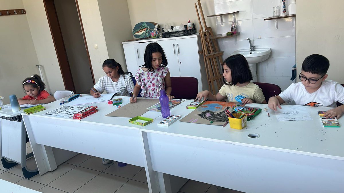 GSB_DortyolGM's tweet image. Hayal gücü, renklerle buluşuyor! 🎨  
Gençlerimiz fırçalarını konuşturuyor, her dokunuşta bir hikâye canlanıyor.  
Resim kursumuzda sanat dolu anlar hız kesmeden devam ediyor. 🖌️✨  

#gençlikmerkezi #sanatlabüyüyoruz #renklerindünyası #üretengençler #resimkursu