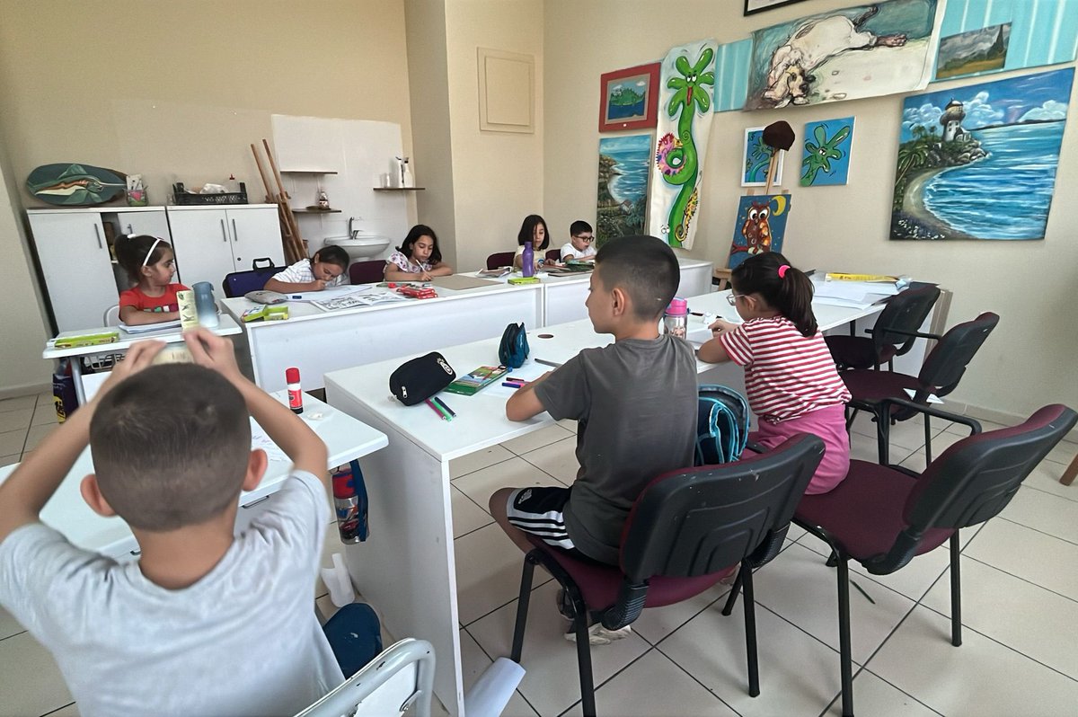 GSB_DortyolGM's tweet image. Hayal gücü, renklerle buluşuyor! 🎨  
Gençlerimiz fırçalarını konuşturuyor, her dokunuşta bir hikâye canlanıyor.  
Resim kursumuzda sanat dolu anlar hız kesmeden devam ediyor. 🖌️✨  

#gençlikmerkezi #sanatlabüyüyoruz #renklerindünyası #üretengençler #resimkursu