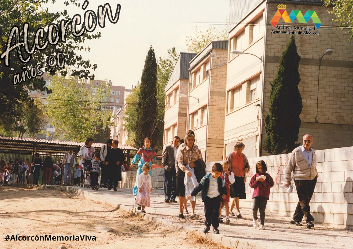 Septiembre es el mes de "la vuelta al cole" y, en este cometido, sobre todo con los más pequeños, los abuelos son una ayuda inestimable. Aquí los vemos en la Puerta del Daniel Martín ayudando a las familias en la recogida de los pequeños.
#AlcorcónMemoriaViva