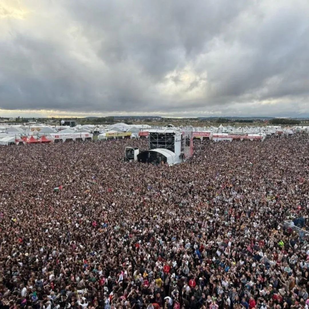 Malgré un silence médiatique scrupuleux, une très grande Fête
Ce matin, dans le tram de Dijon, 3 jeunes filles à côté de moi, ont encore leur bracelet. Les traits tirés, elles ont pourtant dans l'œil qqch de cette énergie joyeuse que vous donne comme nulle autre la Fête de l'Huma