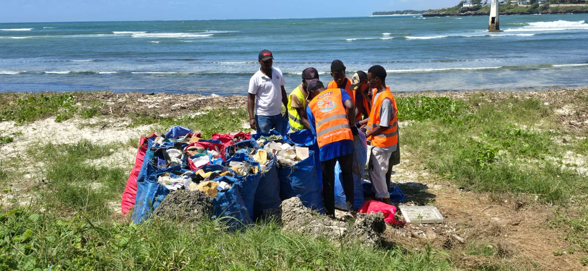 LivingInNyali's tweet photo. NCRRA Casuals cleaned English Point Beach on Saturday, collecting 1,200 kgs of waste with support from Nyali Police, NCRRA Committee members and Bhaiji Ecowaste Solutions. We invite all Nyali residents to join future clean-ups for a cleaner, safer community. #NCRRA #CleanBeaches https://t.co/7f9BJLYtS1