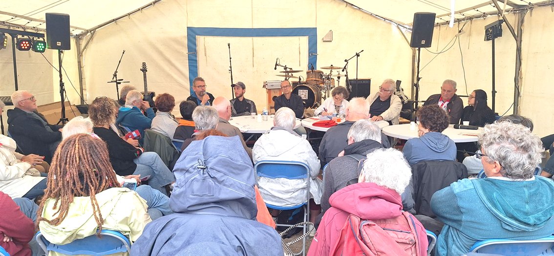 🇨🇺🩺🇫🇷 En #France le débat sur la possibilité d'établir une coopération avec #Cuba en matière de santé a été relancé. 

🔹Le sujet a été largement abordé au stand de #Bretagne, avec l’intervention de la délégation <a href="/PartidoPCC/">Partido Comunista de Cuba</a> à <a href="/FetedelHumanite/">Fête de l'Humanité</a> 🧵⤵️