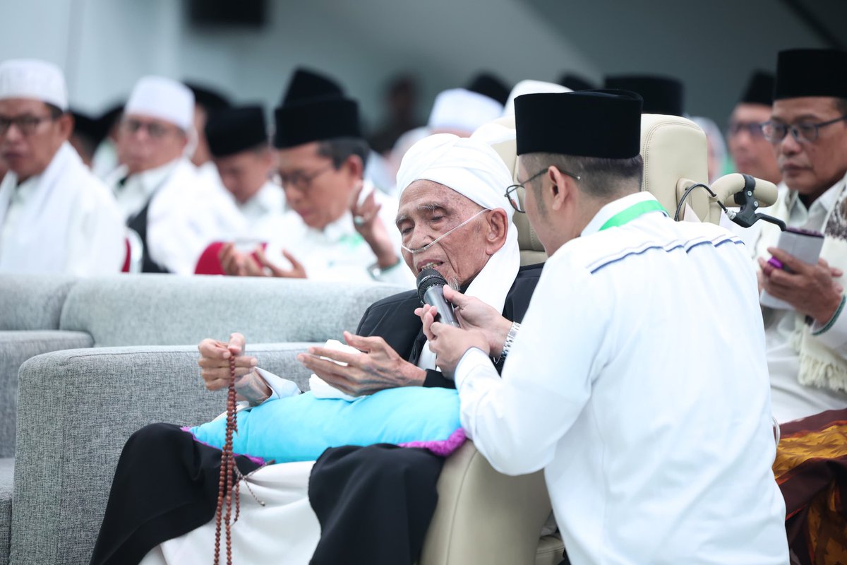 nahdlatululama's tweet photo. Ketua Umum PBNU KH Yahya Cholil Staquf (Gus Yahya) mengungkapkan saat ini Nusa Tenggara Barat (NTB) merupakan salah satu basis kekuatan NU di luar pulau Jawa.

Hal itu disampaikannya saat memberikan arahan dalam Pelantikan PWNU NTB Masa Khidmat 2025-2030, di Auditorium UIN Mataram, Minggu (14/9/2024).

Gus Yahya menyebut NTB kini telah menjadi salah satu basis Nahdlatul Ulama paling dinamis di luar Pulau Jawa. la menilai pertumbuhan NU di NTB mengalami akselerasi luar biasa berkat militansi dan kohesi para kader.

Foto: Miftah