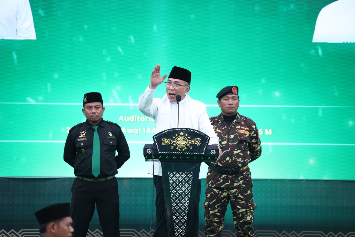 nahdlatululama's tweet photo. Ketua Umum PBNU KH Yahya Cholil Staquf (Gus Yahya) mengungkapkan saat ini Nusa Tenggara Barat (NTB) merupakan salah satu basis kekuatan NU di luar pulau Jawa.

Hal itu disampaikannya saat memberikan arahan dalam Pelantikan PWNU NTB Masa Khidmat 2025-2030, di Auditorium UIN Mataram, Minggu (14/9/2024).

Gus Yahya menyebut NTB kini telah menjadi salah satu basis Nahdlatul Ulama paling dinamis di luar Pulau Jawa. la menilai pertumbuhan NU di NTB mengalami akselerasi luar biasa berkat militansi dan kohesi para kader.

Foto: Miftah