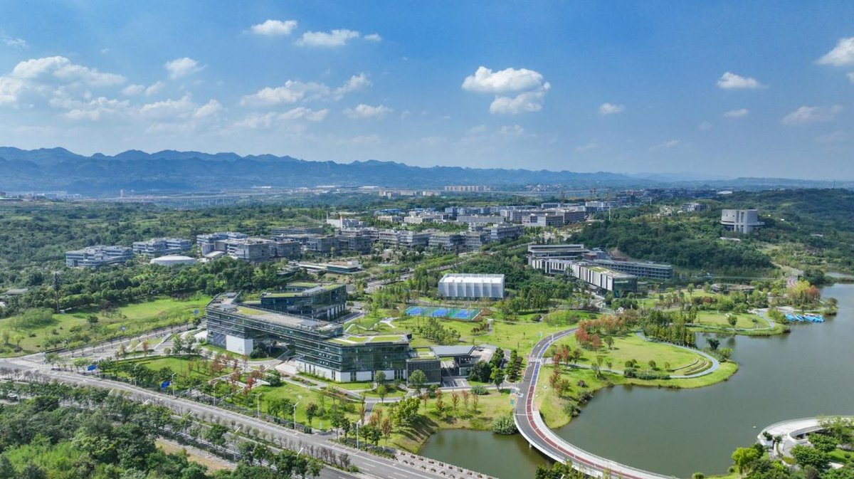 CQ_Liangjiang's tweet image. 🌍📈 The 3rd Intl. Public Service Procurement Fair opened in Beijing. #LiangjiangNewArea, 4th-largest economy among 19 national new areas with 15.2% export growth in 2025 H1, showcased openness, industry &amp;amp; innovation, inviting #GlobalPartners to invest.