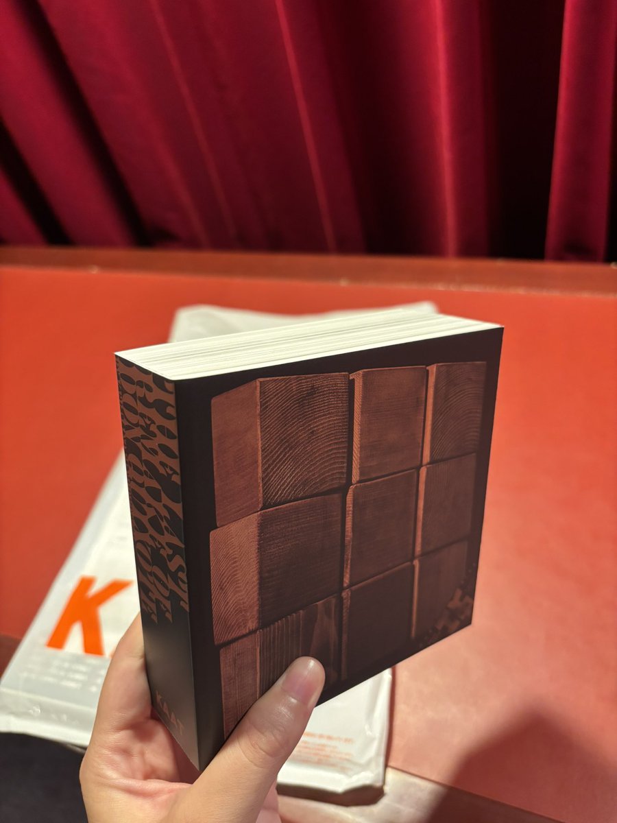 観劇！本日2本目！
いろいろなヘンテコな夢をずっと見続けているような感じで、でも最初から最後までたくさん笑ってて、、、、。表情筋が痛い。パンフレットが鈍器のように分厚くて好き。背表紙折りたくない私VSしっかり読みたいよの私  でした。