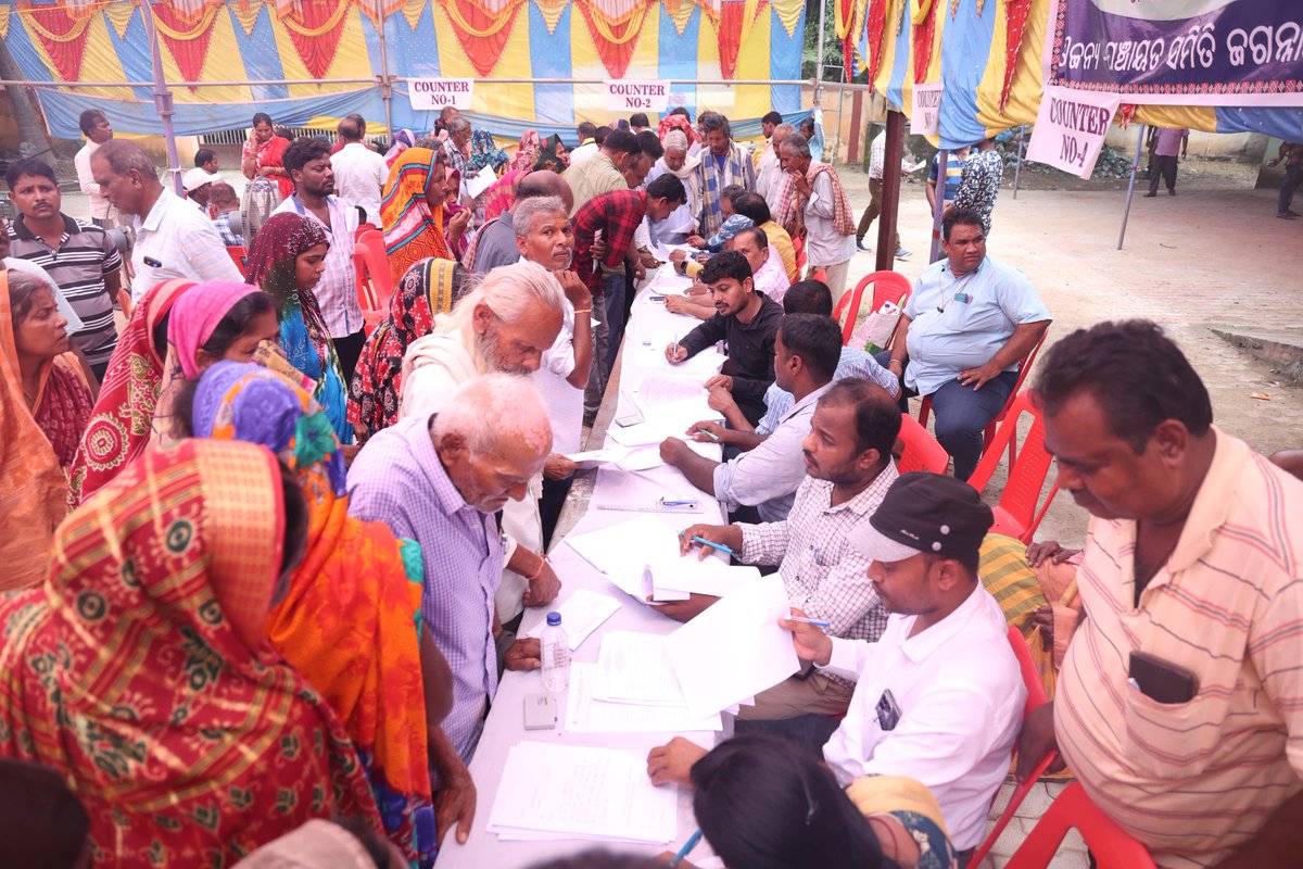 ଗଞ୍ଜାମ ଜିଲ୍ଲାର ଜଗନ୍ନାଥପ୍ରସାଦ ପଞ୍ଚାୟତ ସମିତି କାର୍ଯ୍ୟାଳୟ ଠାରେ ଆଜି 'ଜିଲ୍ଲା ସ୍ତରୀୟ ଅଭିଯୋଗ ଶୁଣାଣି ଶିବିର' ଆୟୋଜିତ ହୋଇଥିଲା।ଏହି ଶିବିରରେ ଅତିରିକ୍ତ ଜିଲ୍ଲାପାଳ,ଅତିରିକ୍ତ ଆରକ୍ଷୀ ଅଧିକ୍ଷକ ଓ ଉପ-ଜିଲ୍ଲାପାଳଙ୍କ ସହ ସମସ୍ତ ଜିଲ୍ଲା ସ୍ତରୀୟ ବିଭାଗୀୟ ଅଧିକାରୀମାନେ ଉପସ୍ଥିତ ରହି,ଜନସାଧାରଣଙ୍କର ଅଭିଯୋଗ ଶୁଣାଣି କରିଥିଲେ।