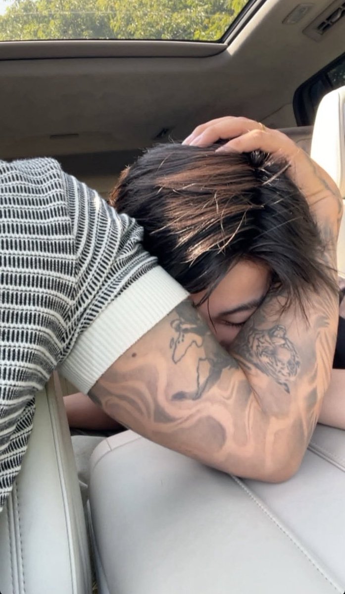 花臂老师(自订追更主页取) (@BVSchwoopnhausn): 花臂老师和凉太更新日期2025.8.17  穿工作服的凉太被狠狠欺负，🐱🐱喘息好娇啊，受不住了...