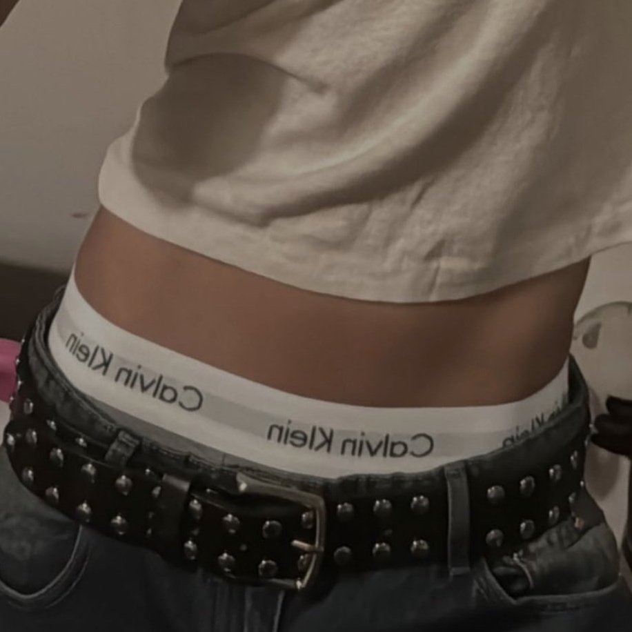 jumplings_'s tweet photo. waist so iconic you don’t even need to see his face https://t.co/BdFyCDLZNP