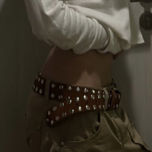 jumplings_'s tweet photo. waist so iconic you don’t even need to see his face https://t.co/BdFyCDLZNP