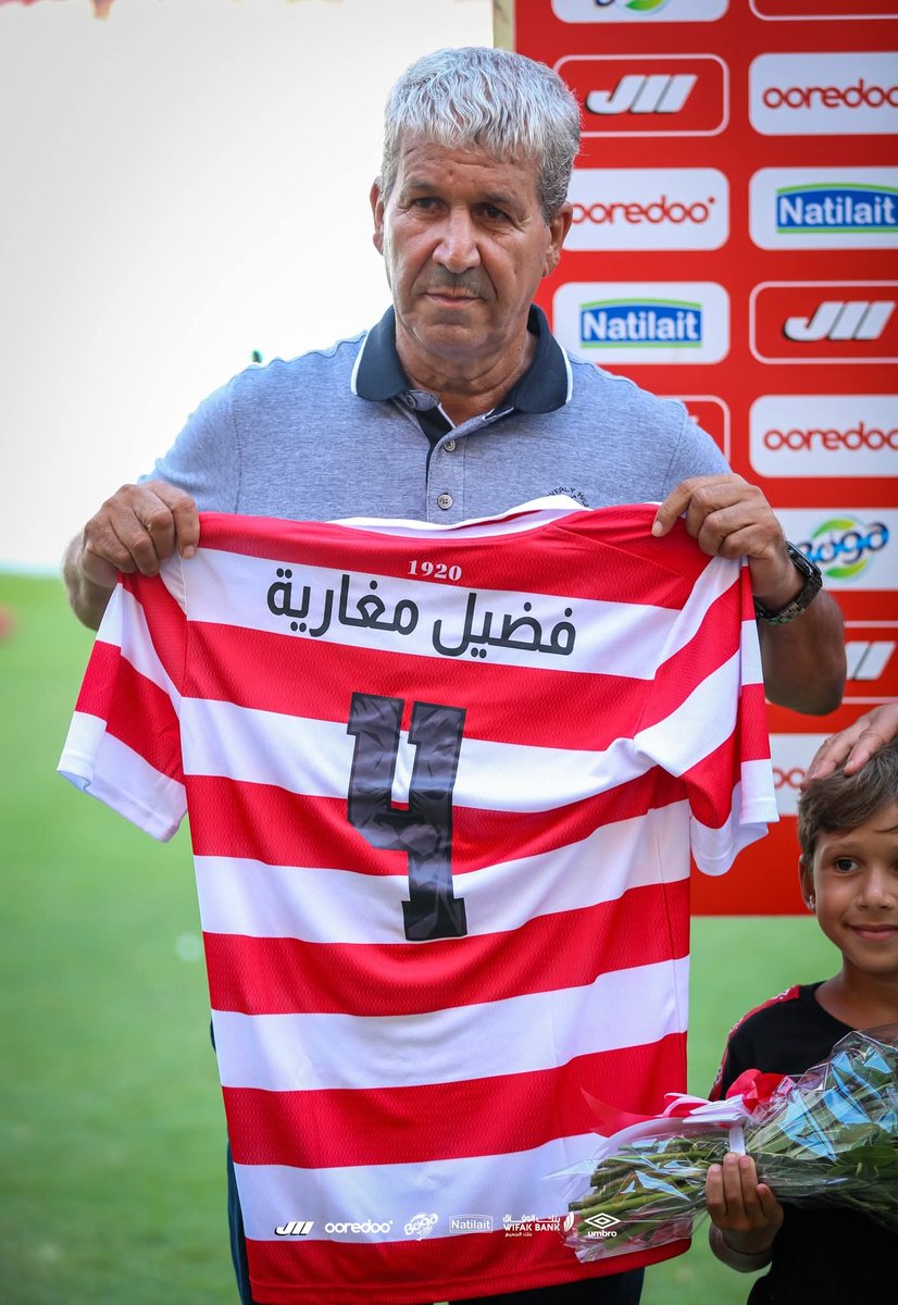 TeamCA_Officiel's tweet photo. ๐ฉ๐ฟ Le Lรฉgendaire Fodil Megharia honorรฉ par le comitรฉ directeur du Club Africain avant le match face au Club Sportif Sfaxien #CACSS https://t.co/goM4x80fXM