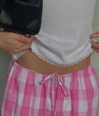 jumplings_'s tweet photo. waist so iconic you don’t even need to see his face https://t.co/BdFyCDLZNP