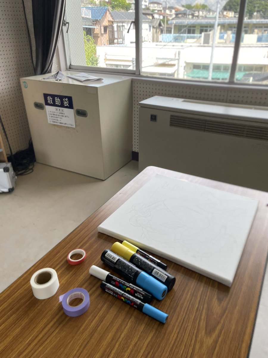 今日も作品作りで公民館をお借りしました📝
事故の後遺症。デジタルで描く分には平気ですがアナログで描くと手が痛いし震えるし、で全く描けない、、💦
そうか、デジタルだとキャンバスを回転や拡大縮尺出来るから手の負担が少ないんだな、と分かりました。
だからと言ってどうにもならない、、うむむ