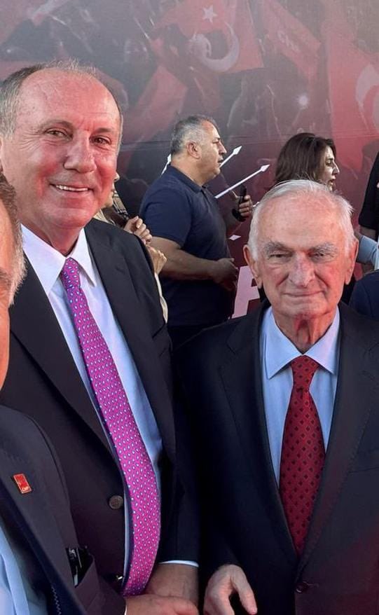 Hukukçu Cem Kaya:

“21 Eylül Kurultayı'nda müthiş bir Önder Sav aklı var.

CHP Genel Merkezi, kendi panzehrini üretiyor."