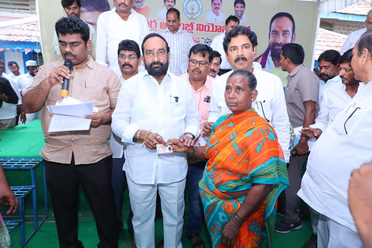 iam_Julakanti's tweet photo. మాచర్ల తహసీల్దార్ కార్యాలయంలో మాచర్ల నియోజకవర్గ QR కోడ్ ఆధారిత నూతన స్మార్ట్ రేషన్ కార్డులు పంపిణీ కార్యక్రమంలో పాల్గొని, లబ్ధిదారులకు స్మార్ట్ రేషన్ కార్డులను అందజేసిన మాచర్ల నియోజకవర్గ గౌరవ శాసన సభ్యులు శ్రీ జూలకంటి బ్రహ్మానందరెడ్డి గారు
#SmartRationCard
#JBRForMacherla https://t.co/8N1OqxAGnA