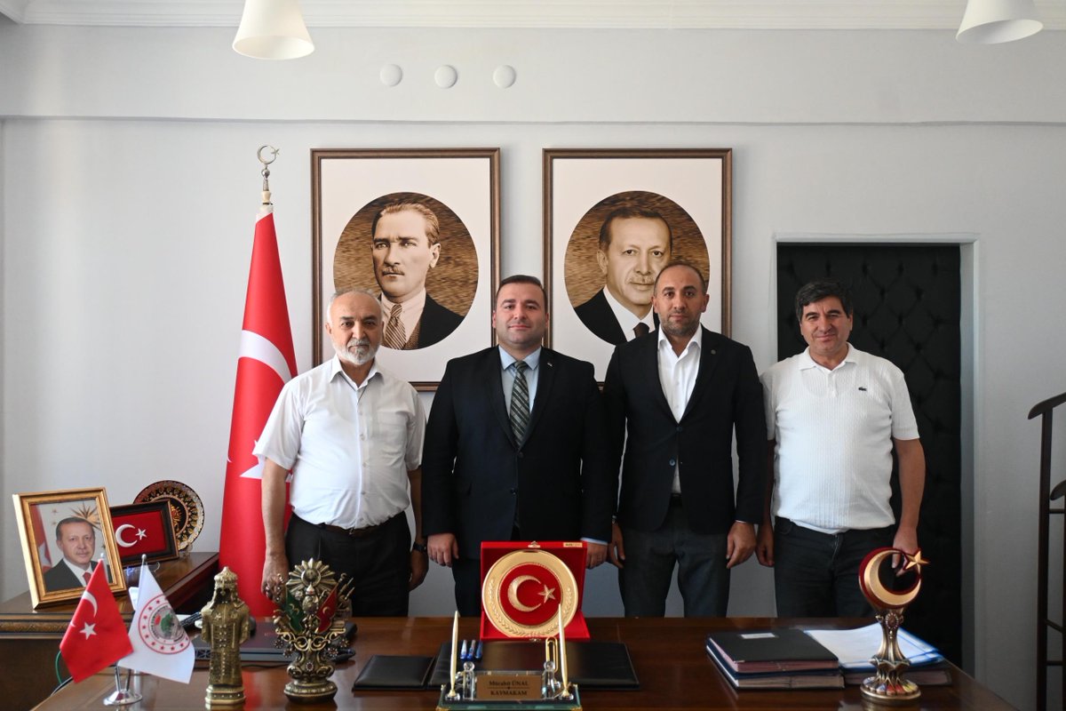 Sayın Mehmet Emin Kabalı, Sayın Mehmet Kepez ve Sayın Abdullah Yeşilkaya; Kaymakamımız Sayın Mücahit Ünal’ı makamında ziyaret ederek hayırlı olsun dileklerinde bulundular.
Kaymakamımız, nazik ziyaret vesilesiyle memnuniyetini ifade edip misafirlere teşekkürlerini iletti.