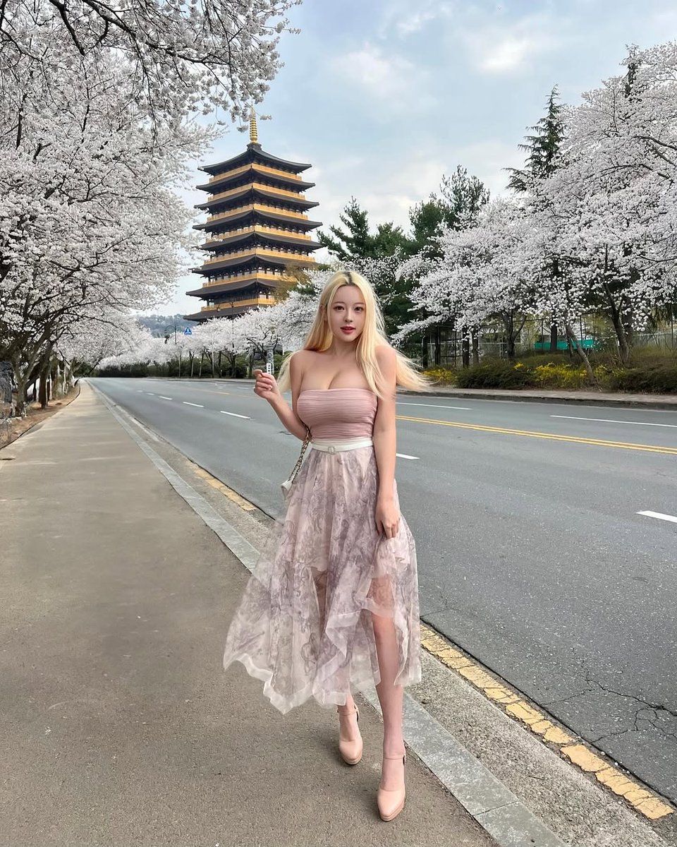 floweryukaa's tweet photo. yuka dan @tynyqween berjalan menuju tempat duduk yang tersedia "kesitu aja yuk neva?" katanya sembari menunjuk suatu tempat yang berdekatan dengan altar, lalu menuju tempat itu dan duduk 

#HarleenKwongOrbit https://t.co/rNZ14ZHhM4