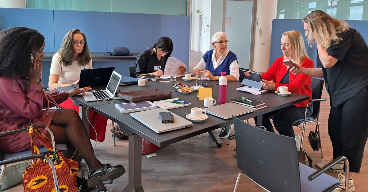 Vrijdag organiseerde de staatscommissie een sessie met auteurs van de essaybundel ‘Preadviezen non-discriminatierecht’, die in december verschijnt. Een bundel met 9 frisse, juridische bijdragen over o.a. #intersectionaliteit en #structurele #discriminatie: ap.lc/VuUzA