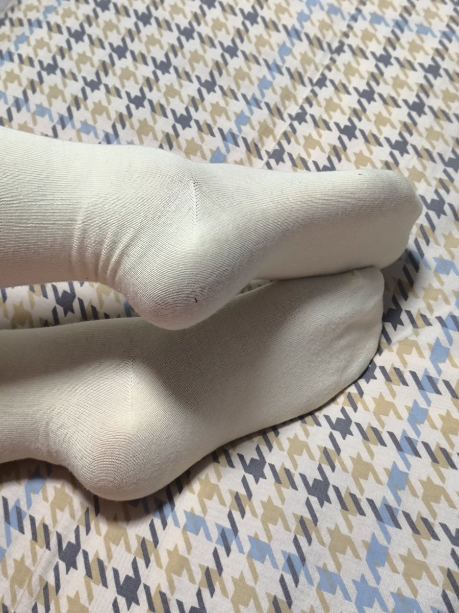 想不想躺在我旁边，好好品尝我的袜子和脚丫呢？
你说会是香的还是臭的？
点赞混脸熟，增加中奖几率哦！