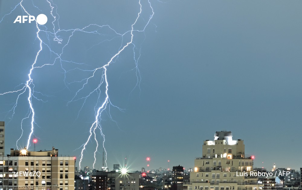وميض برق فوق بوينوس ايرس في #الأرجنتين بعدسة المصوّر في وكالة فرانس برس لويس روبايو في 13 أيلول/سبتمبر.

📸 <a href="/LuisRobayo/">Luis Robayo</a> / #فرانس_برس