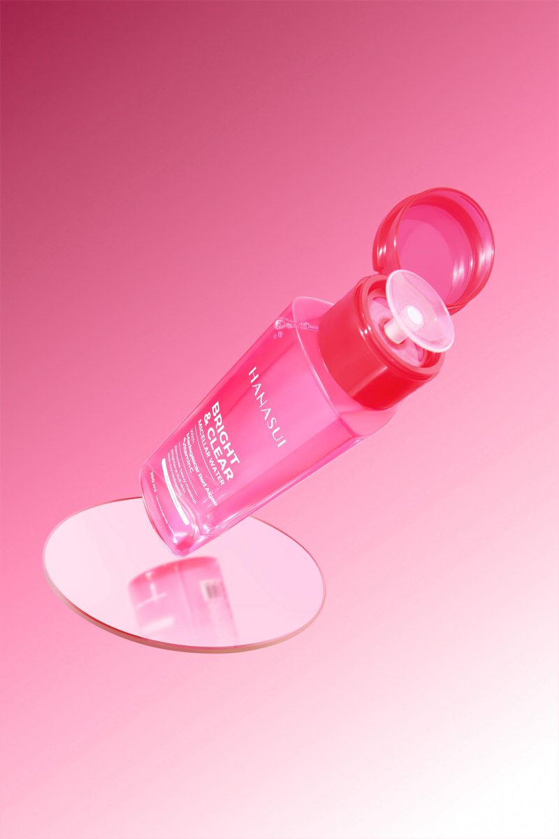 membersihkan wajah lebih praktis menggunakan Micellar Hanasui Bright &amp; Clear  , seharian kerja di lapangan muka penuh debu , ga masalah cukup 1x swipe langsung bersih deh , suka pakai Micellar Hanasui karena ada kandungan vit c &amp; niacinamide yg bikin kulit glowing pastinya 😍