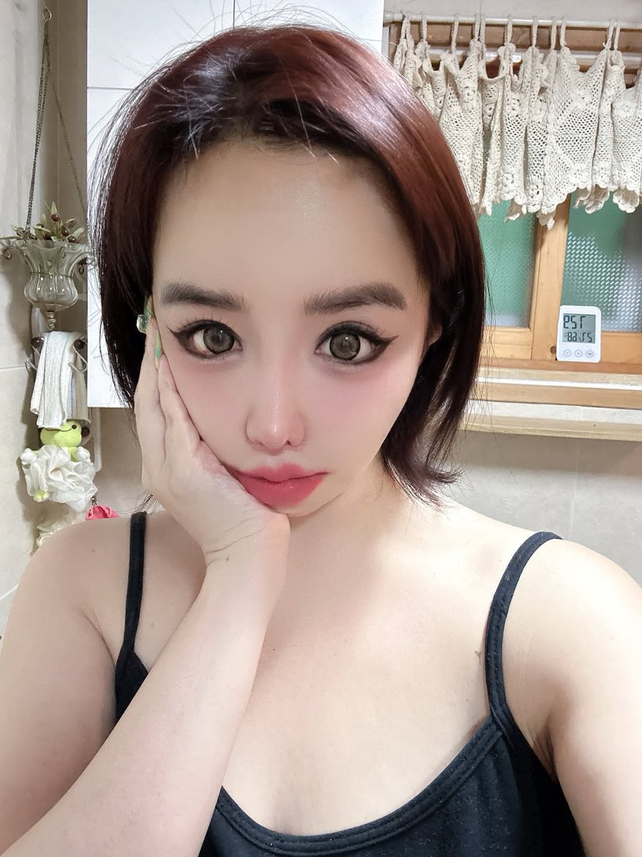 ParkBomID's tweet photo. She's looks good on new hair color and her haircut 😍🥰

#박봄 #봄 #PARKBOM #봄쉘 #BOMSHELL https://t.co/414ydQhPfi